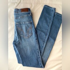 HOLLISTER CALIFORNIA HIGH-RISE SUPER SKINNY MEDIUM WASH JEANS
